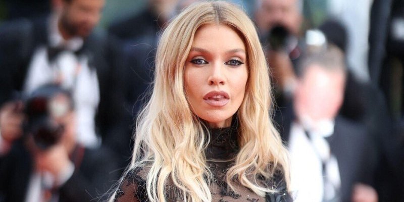 Bradavice u gro planu, a gaće skoro da ne postoje: Ušetala polugola na crveni tepih, pokazala i premršavo telo (FOTO)