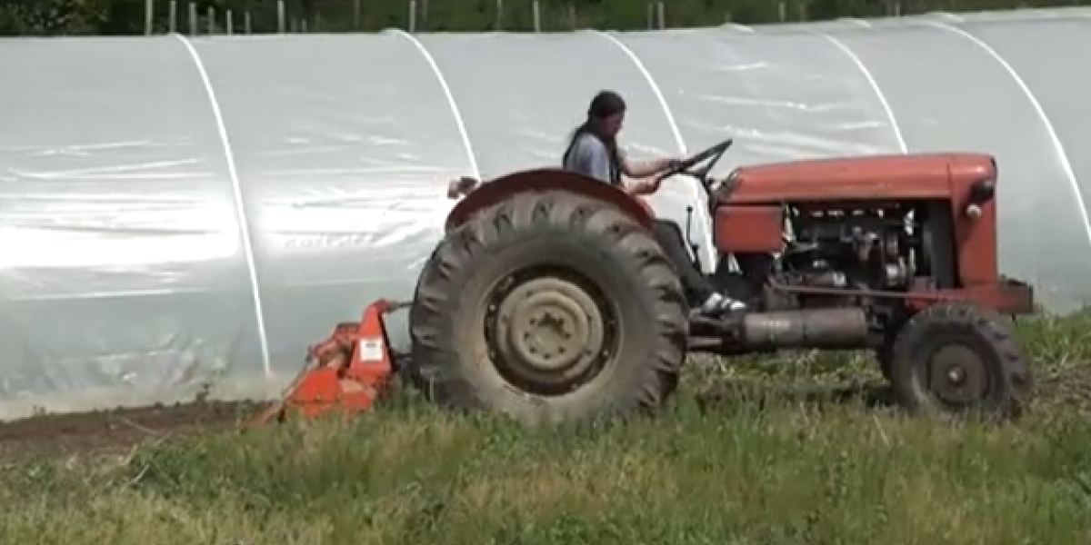 Suzana je glavna za traktor i obradu zemlje 
