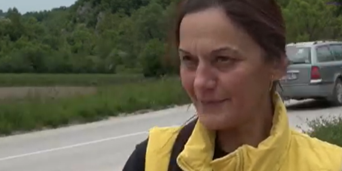 Ana radi u hladnjači i pomaže sestrama
