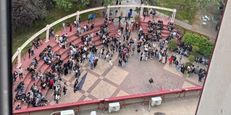 Još jedan fijasko blokadera: Evo koliko je stvarno ljudi na "veličanstvenom" protestu ispred Ekonomskog fakulteta