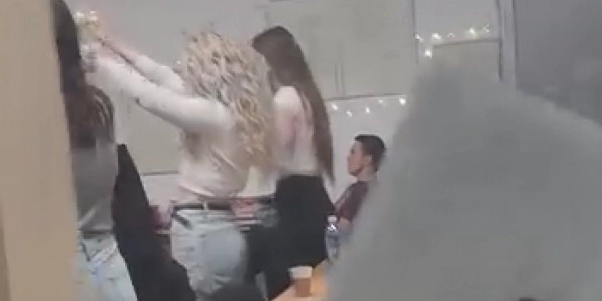 (VIDEO) Razotkriveni - žurka, veselje na Filozofskom fakultetu: Ovako žale nastradale u Novom Sadu