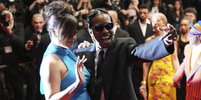 Rijana pokazala trudnički stomak u Kanu - zablistala u plavoj haljini, a svi su gledali jedan detalj (FOTO)