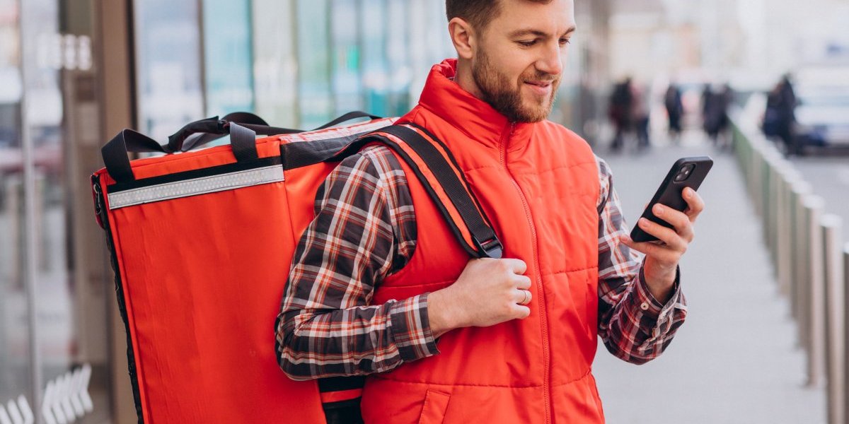 Umesto pljeskavice i pice u torbi ono zbog čega se robija: Policajci u Beogradu zaustavili dostavljača hrane, evo šta su našli