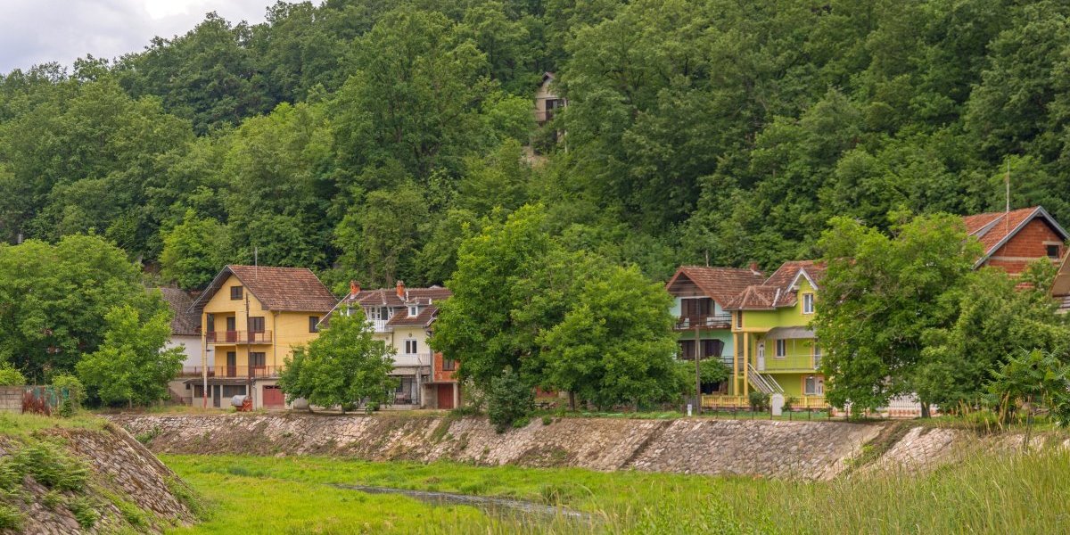 Smeštaj samo 1.500 dinara - Turisti pohrlili u ovu banju: Priroda će vas oduševiti (FOTO)