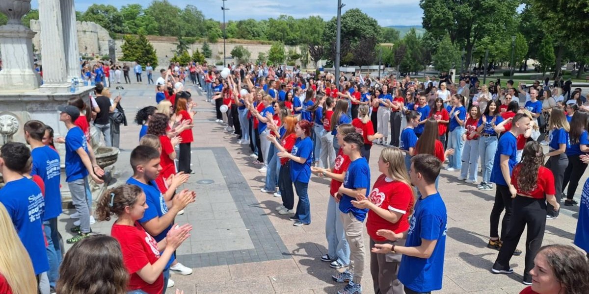 Prizor za pamćenje: Hiljadu maturanata u NIšu igraju "na zemlju ne staju" (VIDEO)