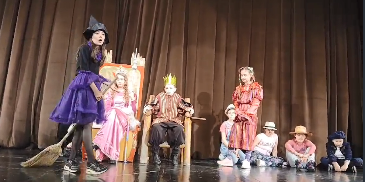 Kostime za predstavu đaci su dobili od Doma kulture