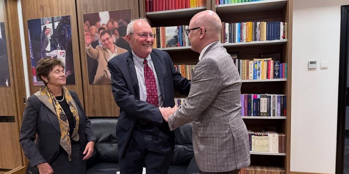 (FOTO) Vučević sa čuvenim lovcem na naciste Zurofom: Zajedničkim naporima ćemo negovati kulturu na stradanja naša dva naroda!