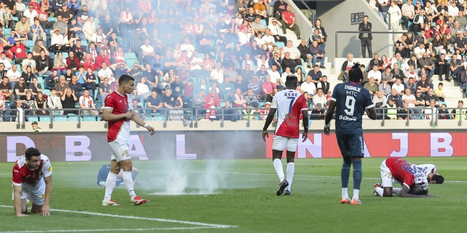 Ružne scene u Zaječaru: Topovski udar umalo povredio fudbalere, meč nakratko prekinut (VIDEO)