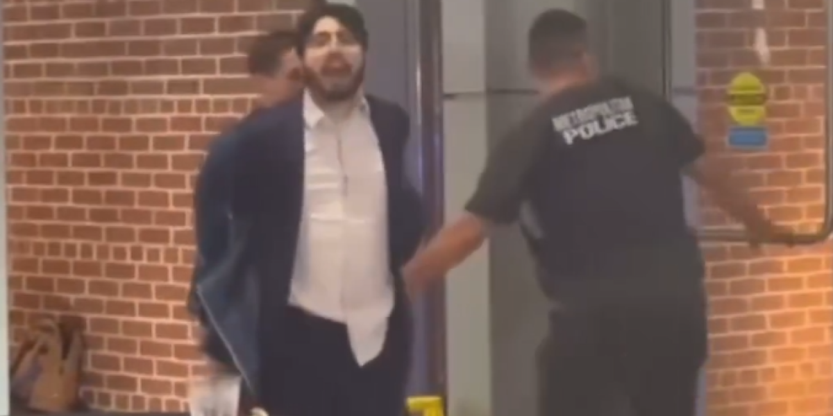 (VIDEO) Snimak hapšenja teroriste iz Vašingtona: Nećete verovati šta je radio dok ga je policija vukla