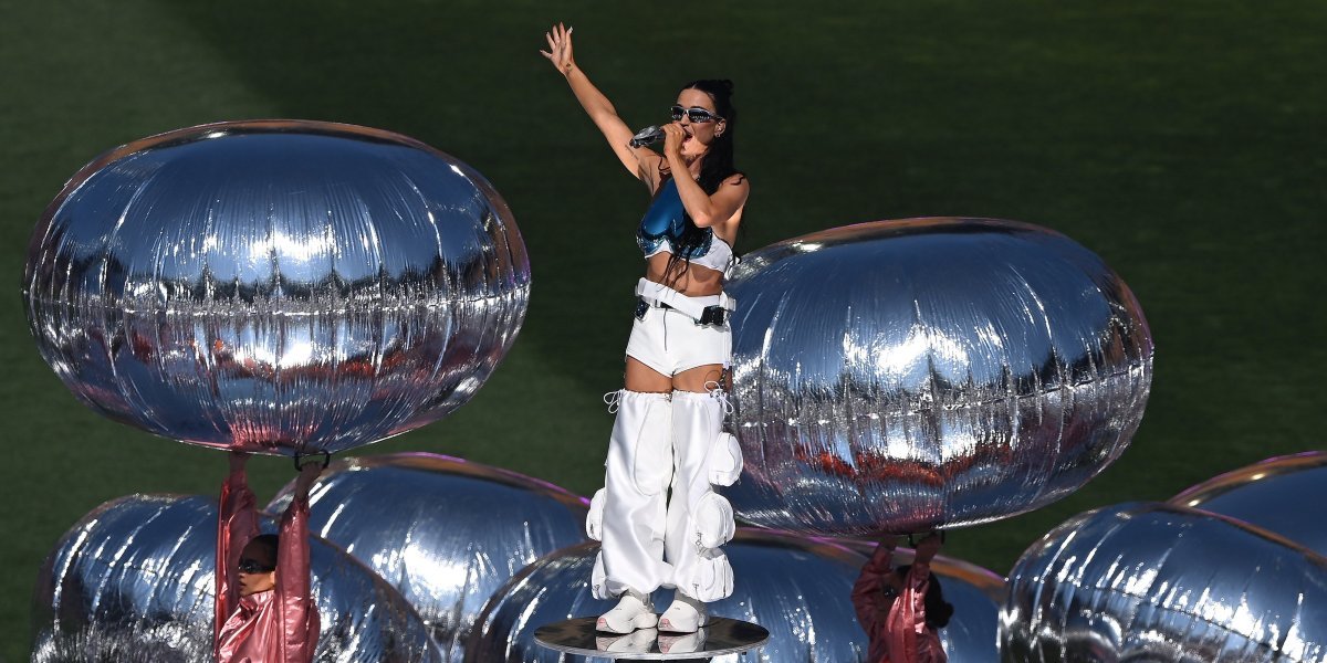 "Prestani da mu šalješ poruke, ja sam mu žena": Pevačica prekinula koncert i napala jednog od prisutnih (VIDEO)