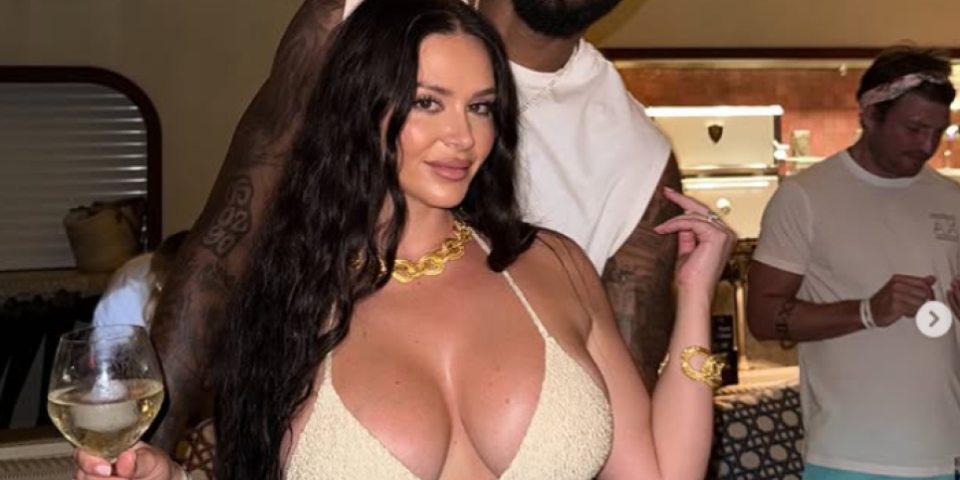 Odbila milion dolara da abortira dete košarkaša: Srpskoj go-go igračici Aleksandra Mladenović pevala na svadbi (FOTO)