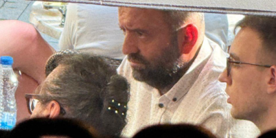 Blokader Novak Simin,  poznatiji kao Student, kako se predstavlja u studentskoj emisiji FTN Blokada i profesor Darko Marčetić uhvaćeni su na sastanku sa opozicijom i prijateljima iz Hrvatske kako ugovaraju imena za blokadersku listu!