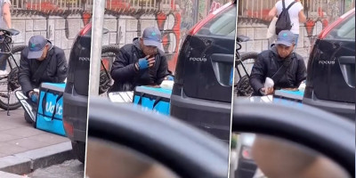 Na društvenim mrežama pojavio se video snimak Wolt dostavljača koji čučeći na podu jede tuđu hranu!