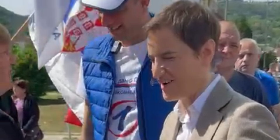 Paralelna stvarnost - Građani u Kosjeriću dočekali Anu Brnabić raširenih ruku, N1 pokušala da slaže celu Srbiju (VIDEO)