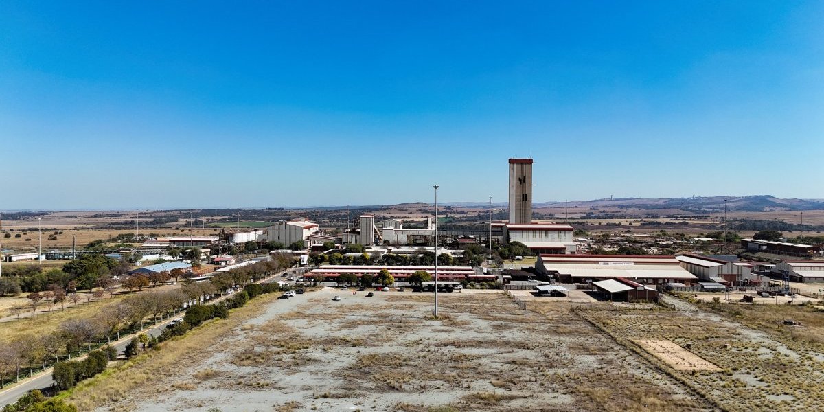 Nesreća u rudniku zlata: Zarobljeno skoro trista rudara ispod zemlje, jama duboka tri kilometra (FOTO GALERIJA)
