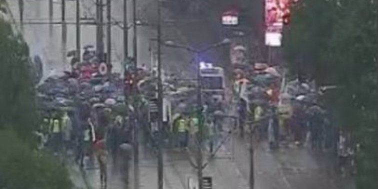 (FOTO) Blokaderi nastavljaju sa maltretiranjem građana: Šaka jada po najvećem nevremenu blokira Beograd