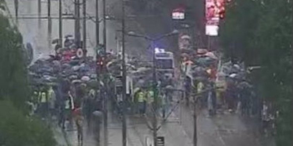 (FOTO) Blokaderi nastavljaju sa maltretiranjem građana: Šaka jada po najvećem nevremenu blokira Beograd