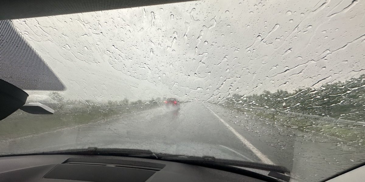 Pakao na Milošu Velikom! Krupan grad razbio šoferšajbnu na automobilu, nije se video ni prst pred nosem (VIDEO)