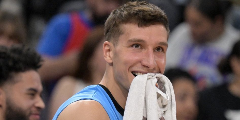 Skoro petorka sa tribina... Bogdan sa Parkerom i Valančijunasom gleda fajnal-for