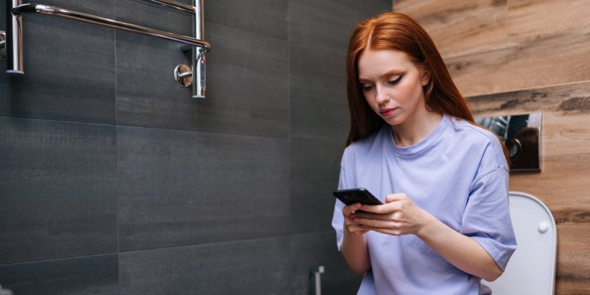 Korišćenje telefona u toaletu povećava rizik od opake bolesti - Više od 10 minuta dovodi do problema