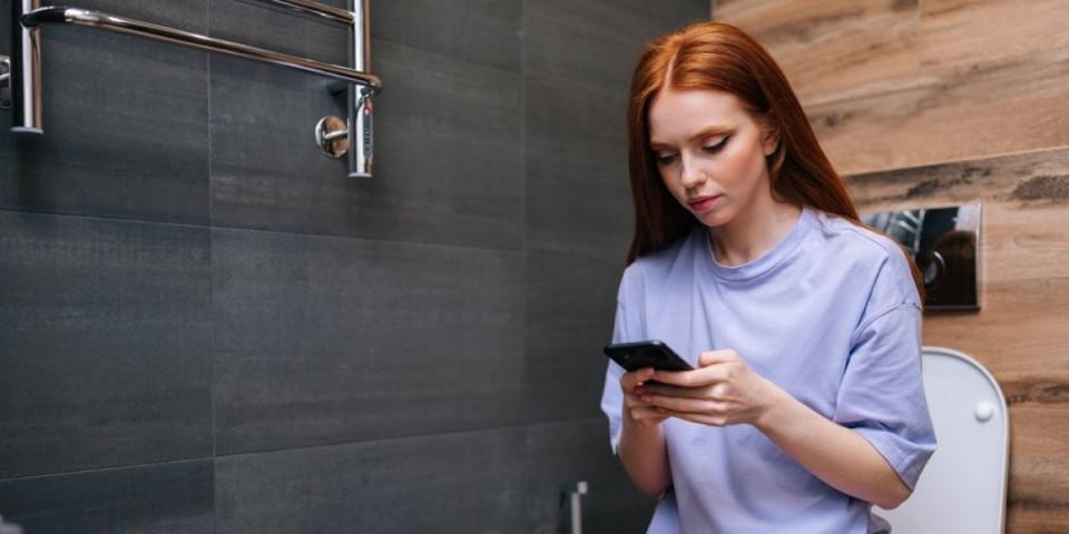 Korišćenje telefona u toaletu povećava rizik od opake bolesti - Više od 10 minuta dovodi do problema