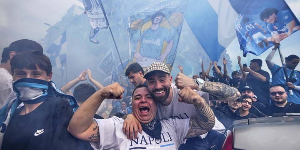 Haos u slavlju: Veliki neredi na ulicama Napulja - Divljanje posle osvajanja skudeta