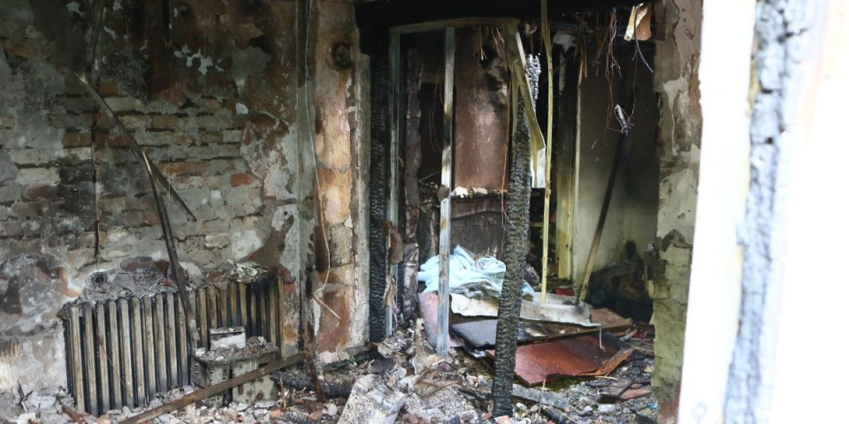 Prve slike užasa na Dušanovcu: Kuća izgorela do temelja, tinejdžer povređen, dva psa se ugušila (VIDEO)