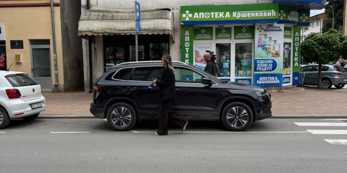 Šolakovi novinari se bahate po Kosjeriću: Ne zanimaju ih propisi, parkiraju gde im se hoće (VIDEO)
