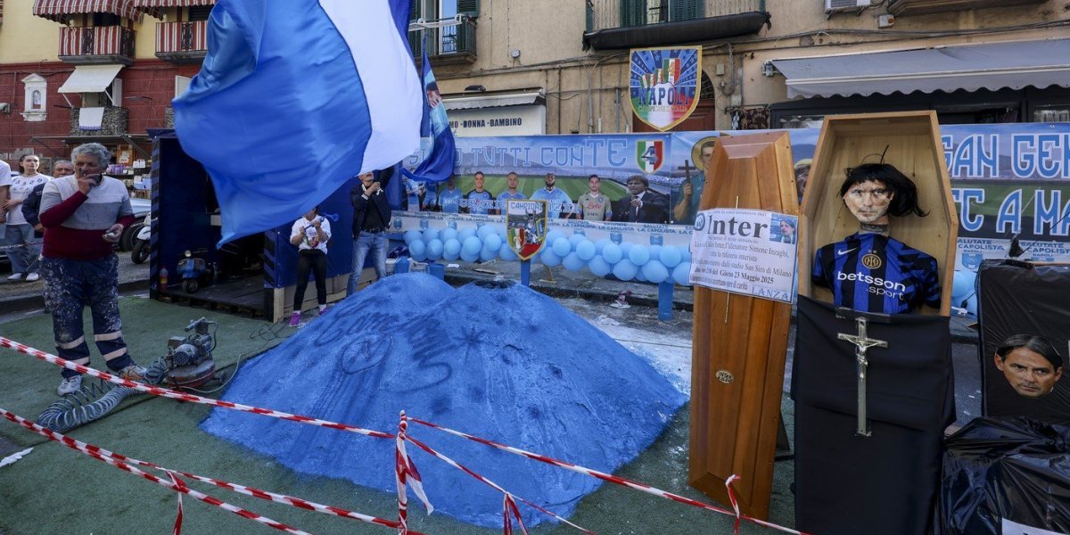 Morbidno slavlje Napolija: Kovčezi, umrlice, toalet papir – Inter i Inzagi predmet podsmeha! (VIDEO)