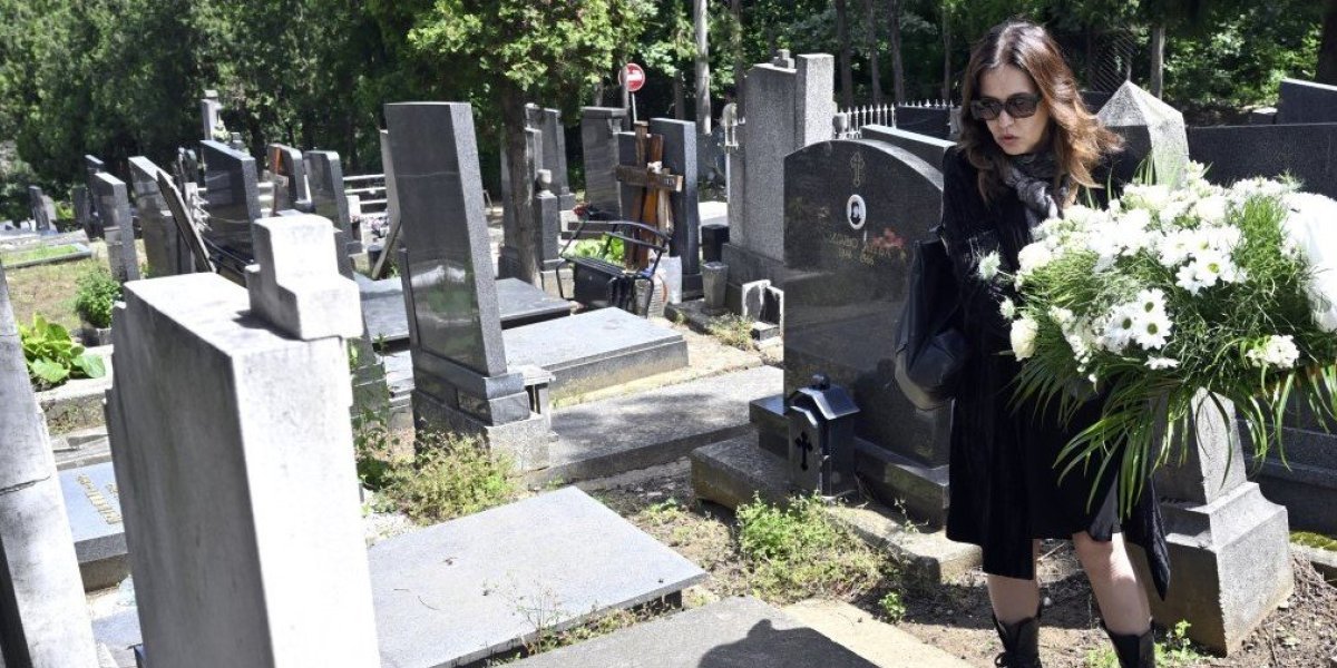 Glumica Nela Mihailović položila cveće i zapalila sveću na grobu Žanke Stokić
