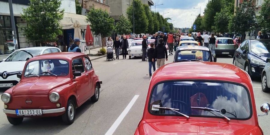 Filmska scena u Aranđelovcu! Karavan "fića" krenuo ka Velikoj Plani, a tamo ih čeka iznenađenje (VIDEO)