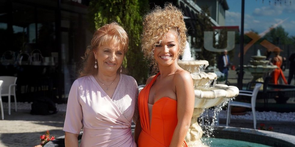 Ovako su Teodora i Goca izgledale dok su krpile kraj sa krajem: Džehva bez zuba, a tek da vidite frizuru (FOTO)