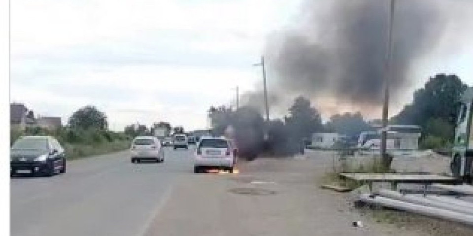 Gori automobil: Haos kod Vrnjačke Banje (VIDEO)
