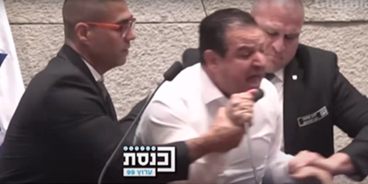 (VIDEO) Izraelski političar silom uklonjen iz Kneseta jer je govorio o zločinima jevrejske države u Gazi: Istina je zabranjena