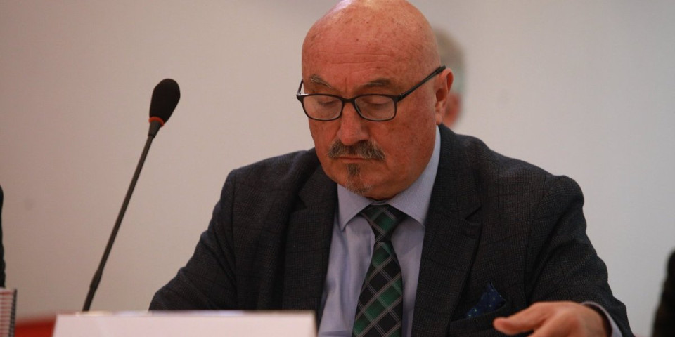 (VIDEO) Advokat Goran Petronijević pravo u metu: Golim okom se vidi da iza obojene revolucije stoji Brisel