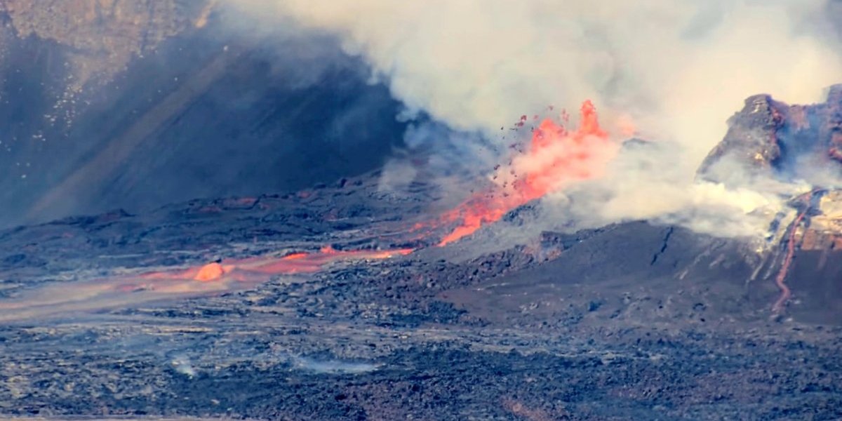 (VIDEO) Vulkan divlja, stravična erupcija: Lavu izbacuje stotinama metara uvis, vlasti izdale hitno upozorenje