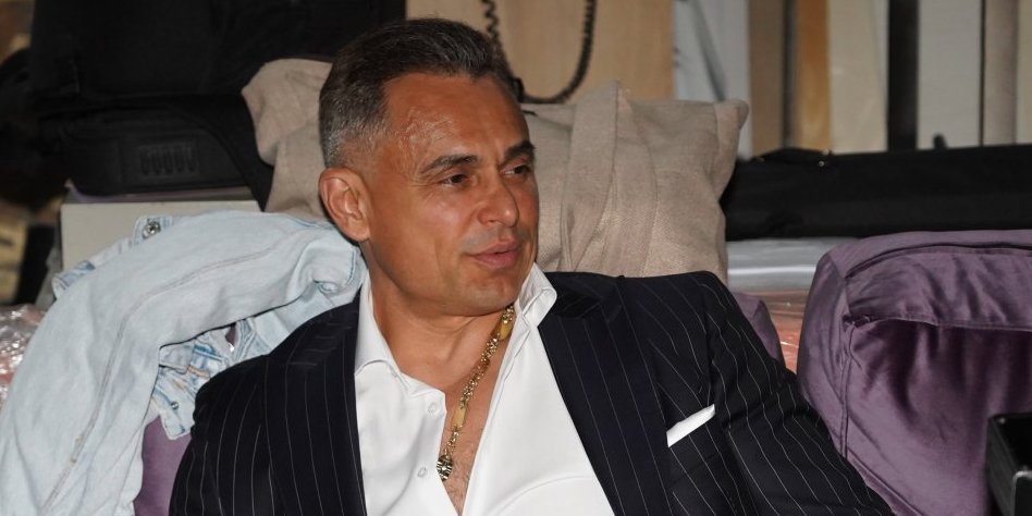 Pevačica uhvaćena u zagrljaju bivšeg verenika Jovane Jeremić: Opustio se pored zanosne plavuše (FOTO)