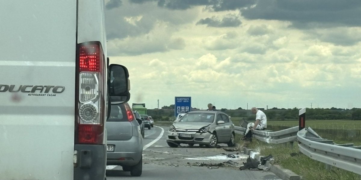 Težak udes na auto-putu iz Novog Sada ka Beogradu: Kilometarske kolone, a pogledajte uništena vozila (FOTO)