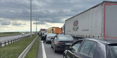 Zbog špica sezone pojačan je intenzitet saobraćaja pre svega na auto-putu ka Nišu i graničnim prelazima sa S. Makedonijom i Bugarskom, ali je veći priliv vozila primetan i na auto-putu iz smera Hrvatske.