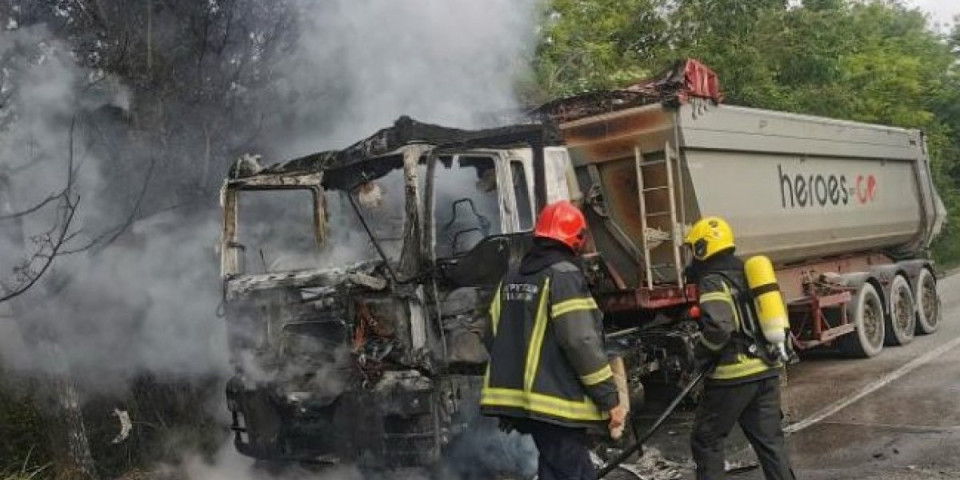 Gori kamion: Vatra progutala celu kabinu (FOTO)