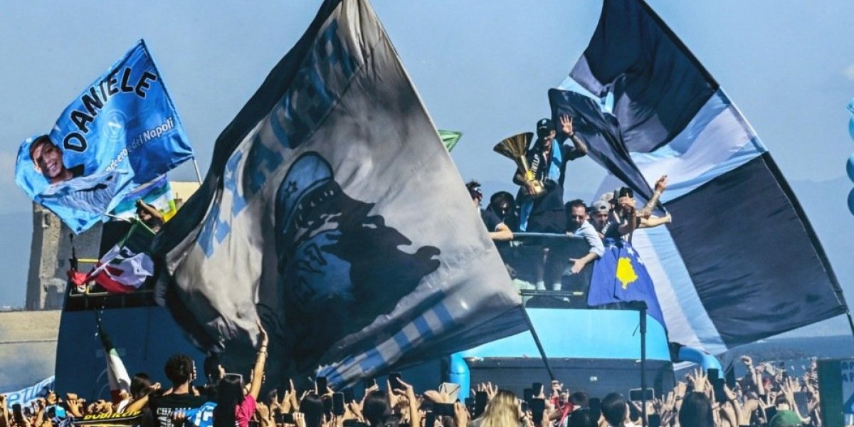 Šiptarska posla! Skandal na šampionskoj paradi Napolija: Pogledajte gde je obesio zastavu tzv. Kosova (FOTO/VIDEO)