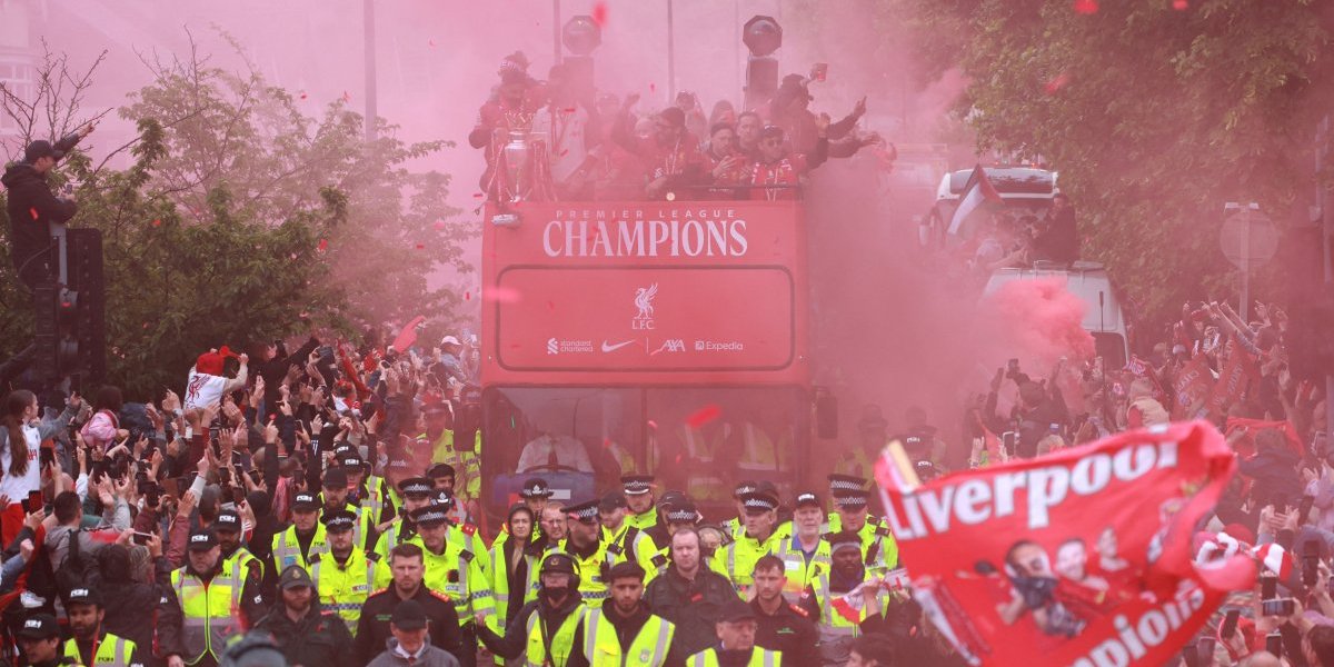 Horor na ulicama Liverpula! Automobilom uleteo u navijače: Skandal na proslavi titule (VIDEO/FOTO)