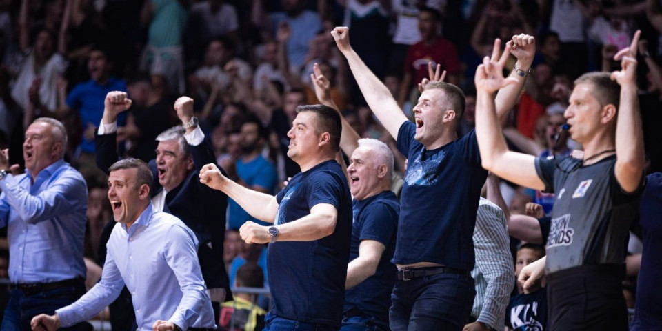 Igrači Zvezde otišli u svlačionicu, pogledajte nemile scene u Podgorici: Navijači opet napravili incident (VIDEO)