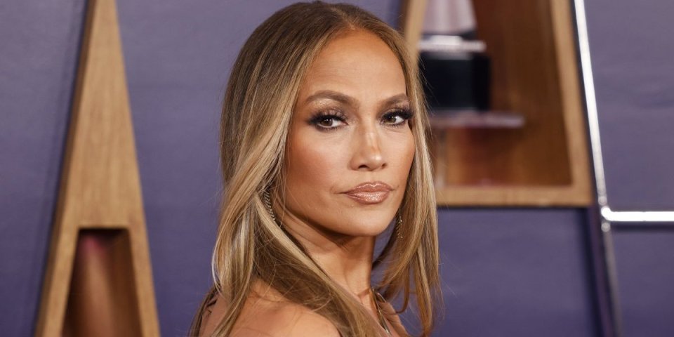 Dženifer Lopez iskrivila telefon u fotošopu: Fanovi je urnišu na društvenim mrežama (FOTO)