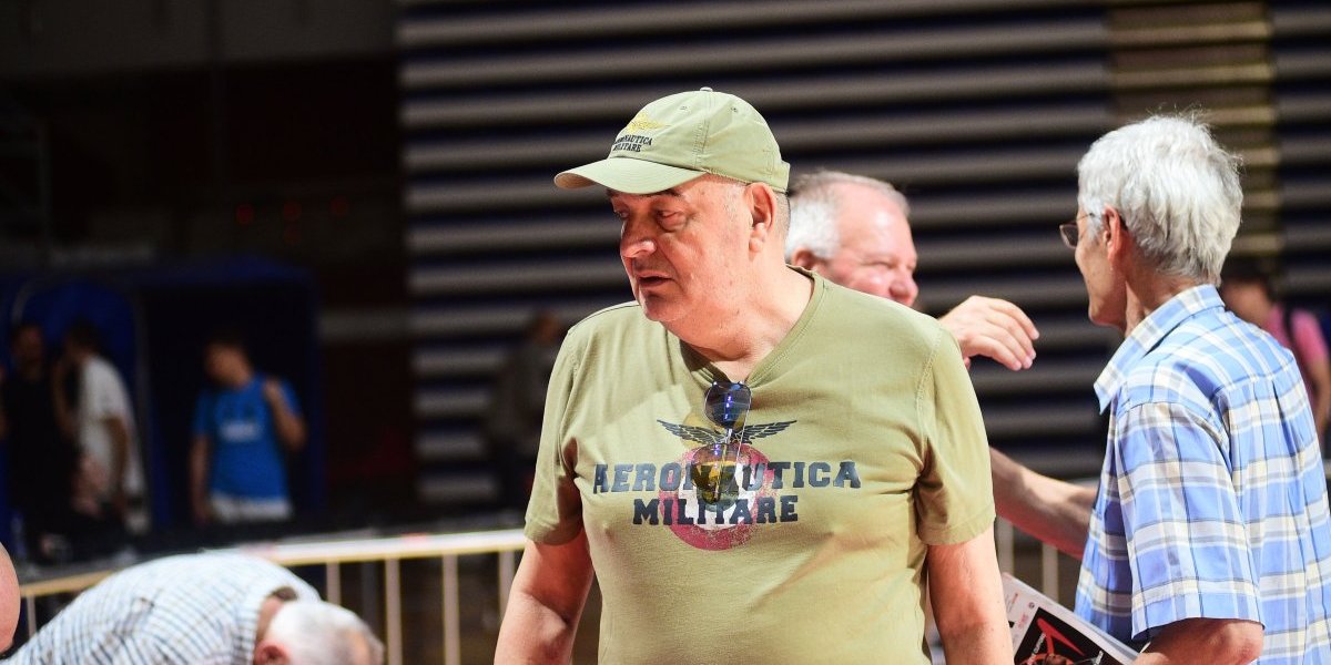 Propali političar i bivši trener ponovo divlja: Duško Vujošević iz luksuznog stana gađao aktiviste SNS jajima!