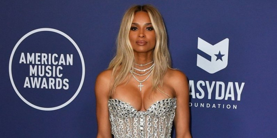 Grudi samo što ne ispadnu: Pevačica napravila haos na crvenom tepihu, na njoj sve puca i kupi (FOTO)