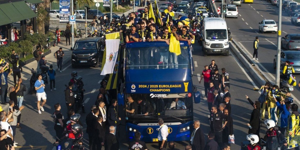 Istanbul gori: Šampionska parada Fenera, Gudurić "vozi" trofej, navijači u transu (VIDEO/FOTO)