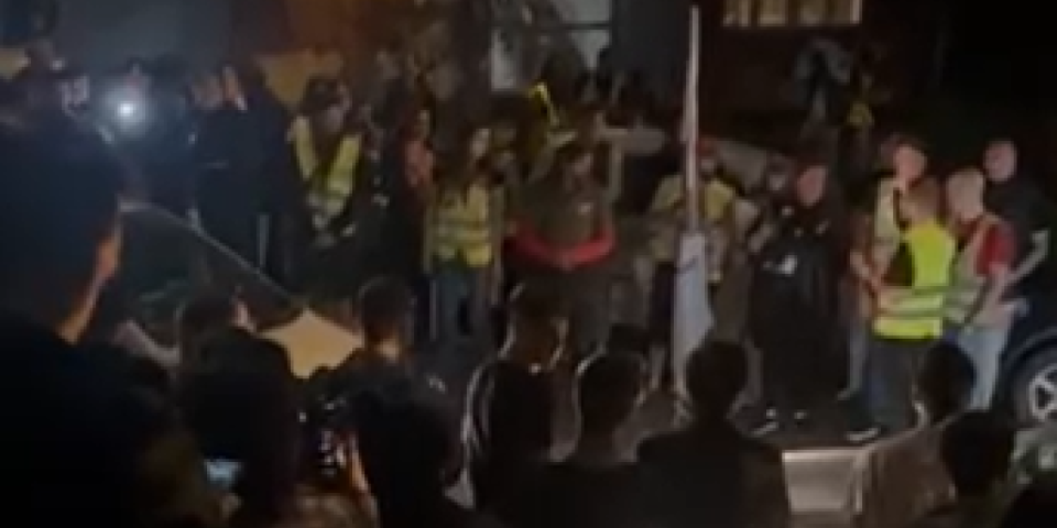 Blokaderi napali dekana: Haos ispred Bogoslovskog fakulteta (VIDEO)