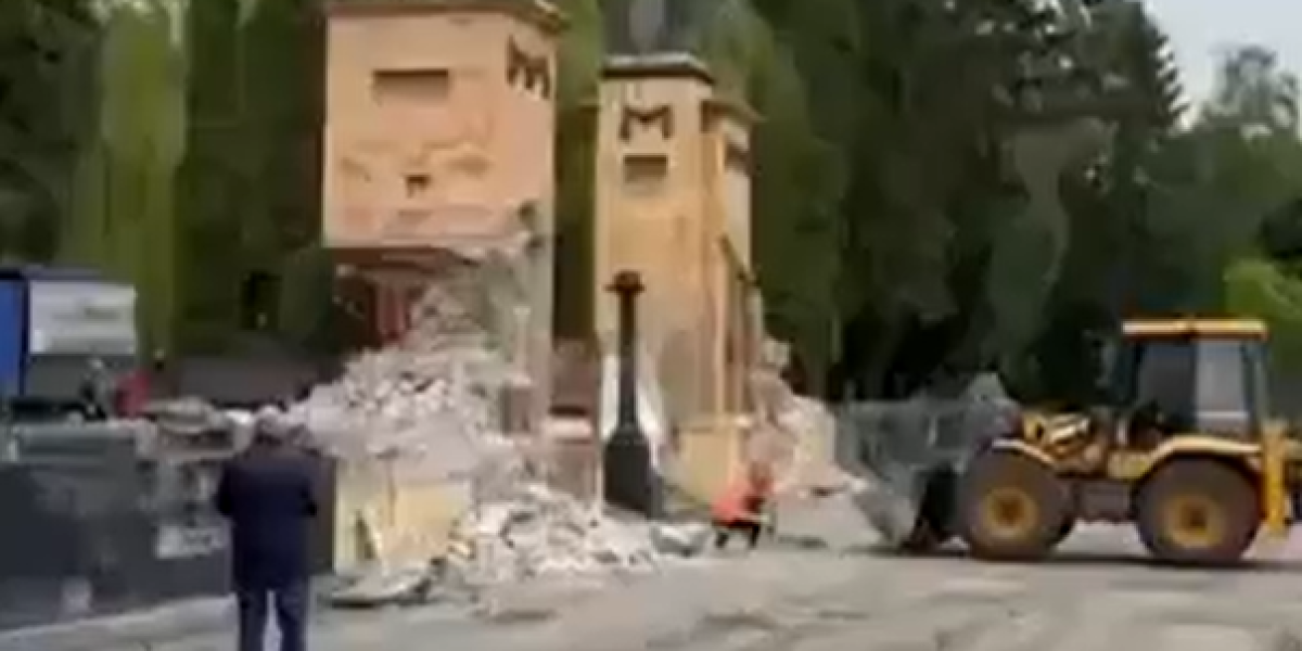 (VIDEO) Šta Zapad kaže na ovo? Nacisti u Ukrajini prevazišli sami sebe - skrnave grobove i ruše spomenik borcima protiv fašizma