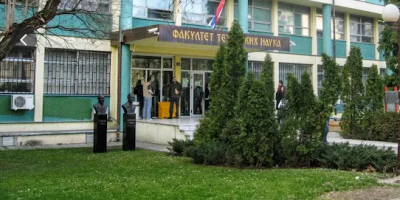 Na Fakultetu tehničkih nauka u Novom Sadu, istom onom na koji studenti blokaderi nisu hteli da puste studenta Vladimira Balaća, u subotu je održan plenum na kom su foteljaši pričali o izborima i sabotiranju usvojene onlajn nastave, saznaje Infomer.